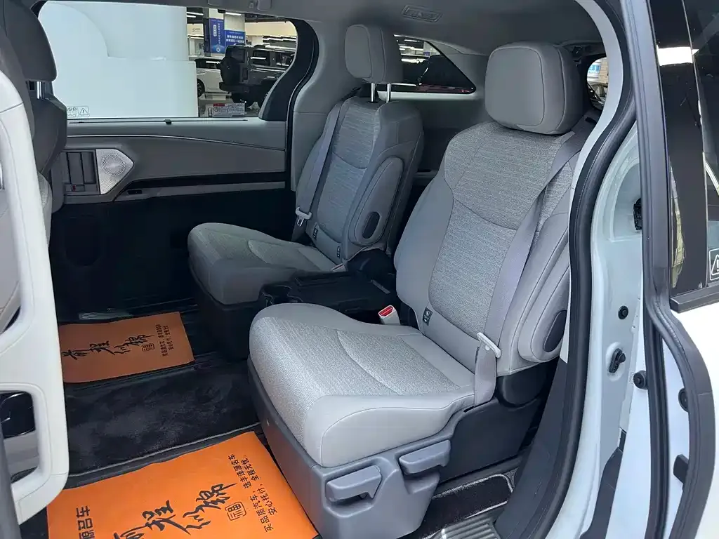 Toyota Sienna — фото 3