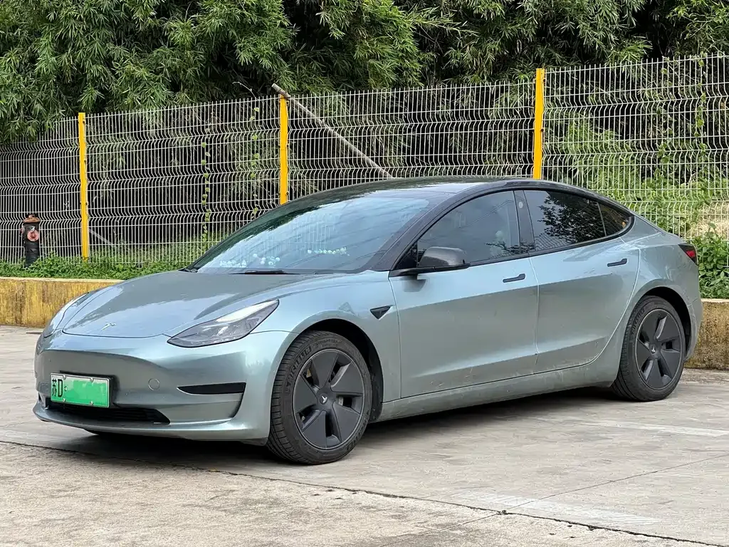 Tesla Model 3 — фото 1