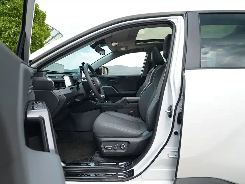 Toyota RAV4 — фото 7