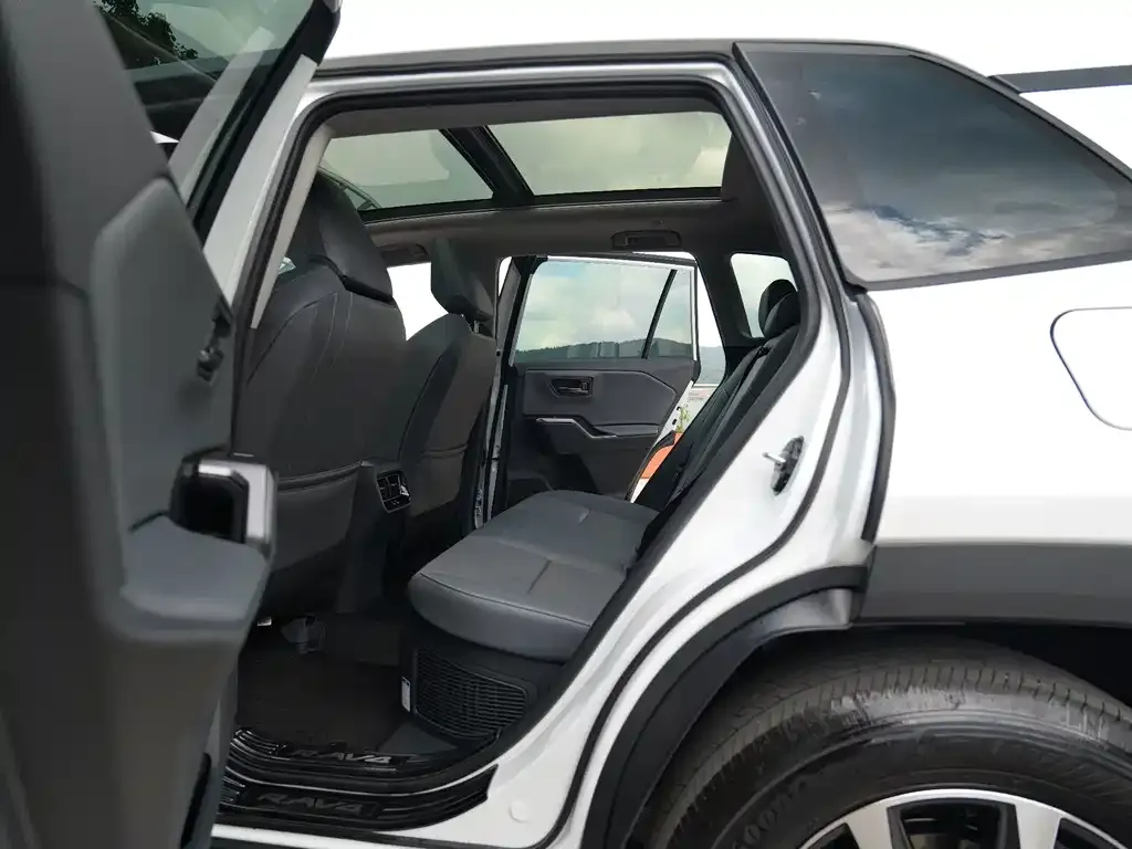 Toyota RAV4 — фото 6