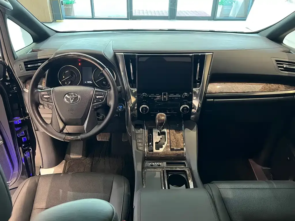 Toyota Vellfire — фото 3