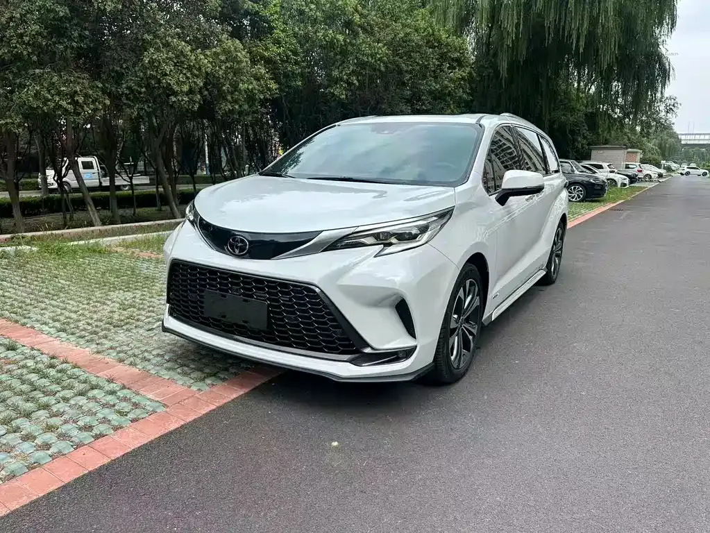 Toyota Granvia — фото 1