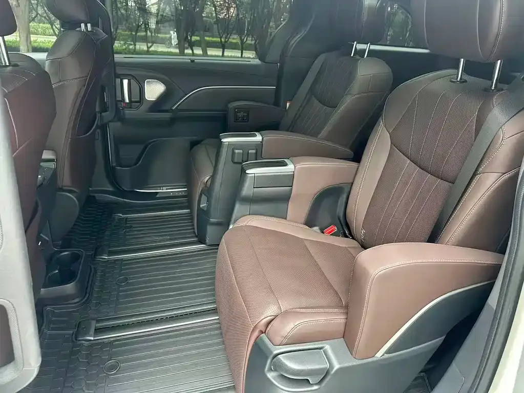 Toyota Granvia — фото 9