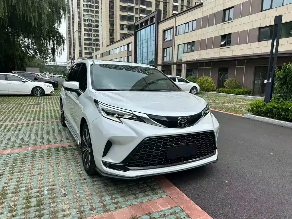 Toyota Granvia — фото 2