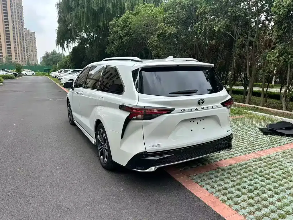 Toyota Granvia — фото 3