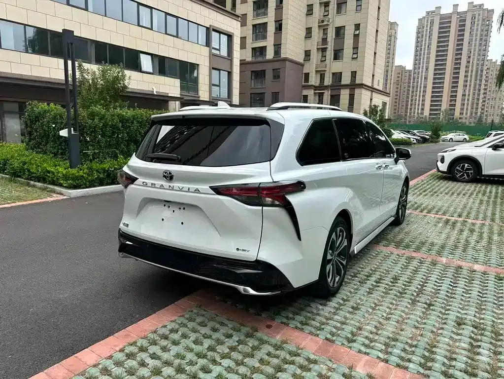Toyota Granvia — фото 6
