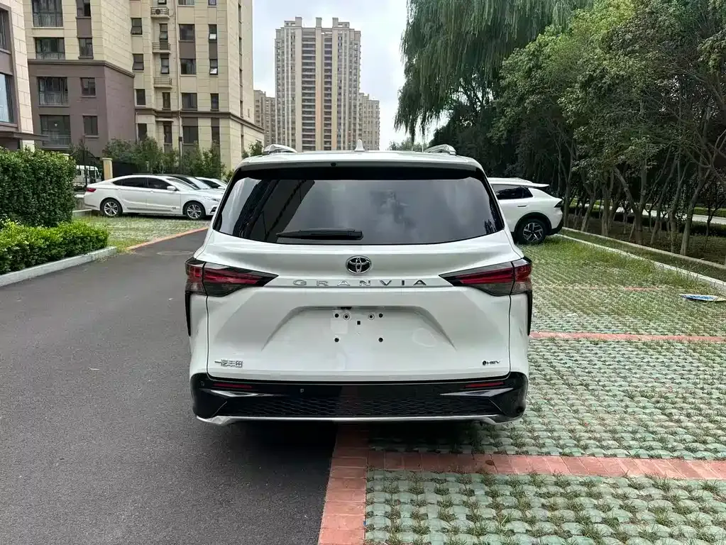 Toyota Granvia — фото 10
