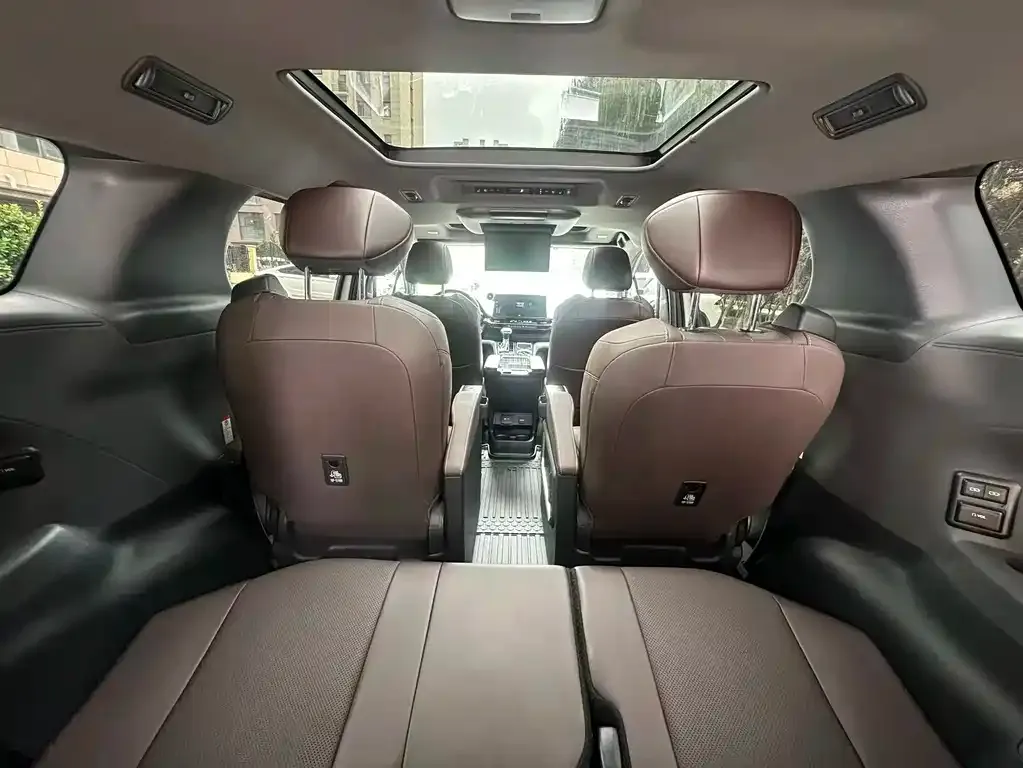 Toyota Granvia — фото 7