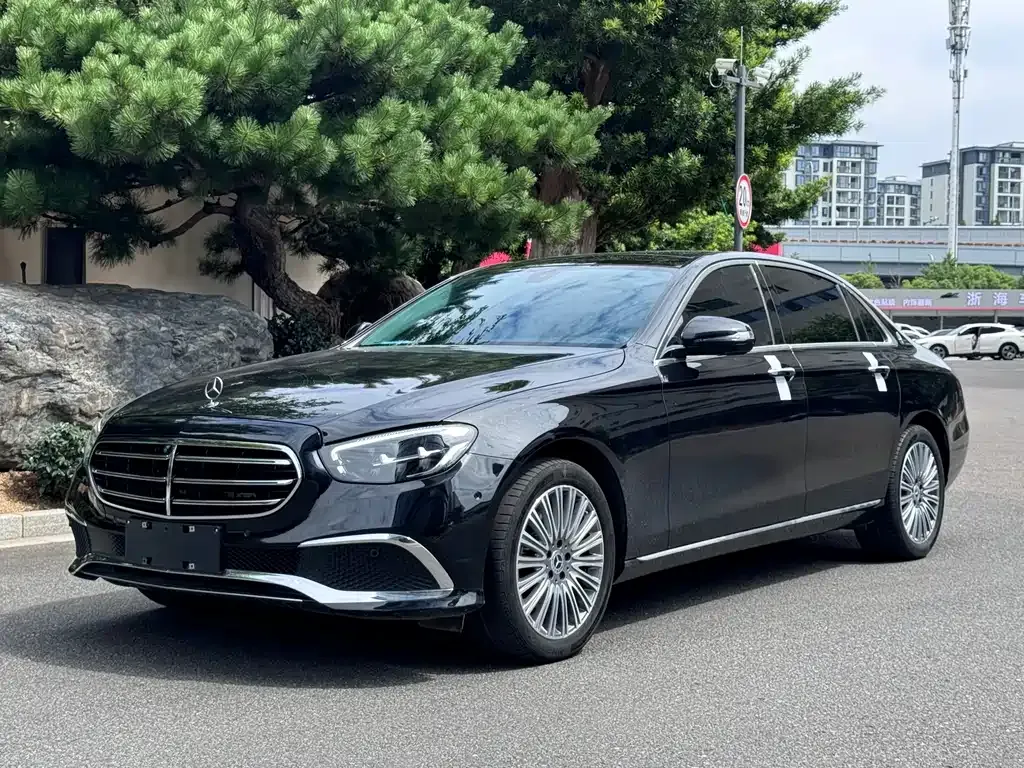 Mercedes-Benz E-Class — фото 1