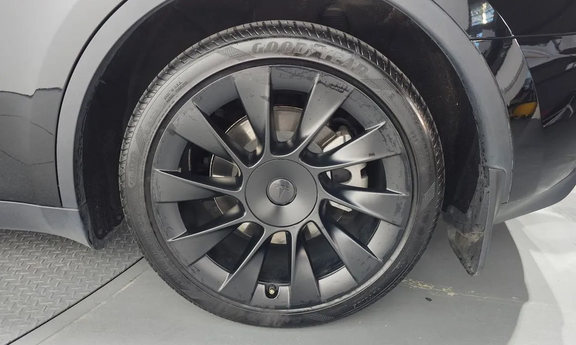Tesla Model Y — фото 6