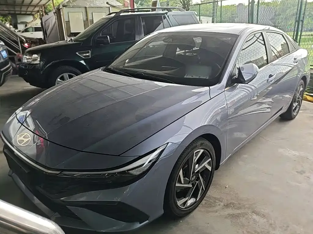 Hyundai Elantra — фото 1