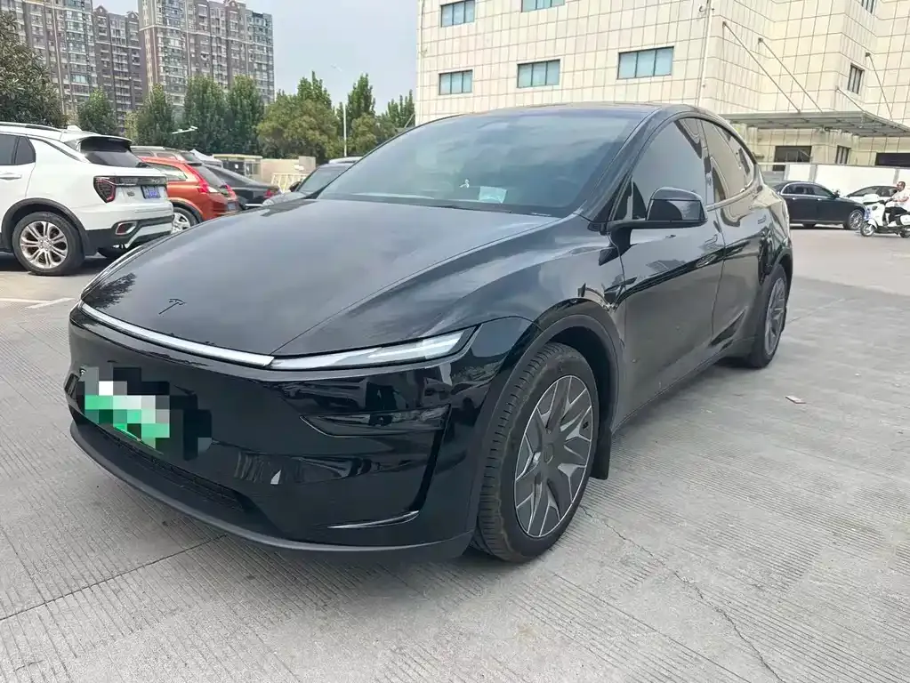 Tesla Model Y L — фото 1