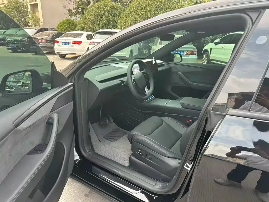 Tesla Model Y L — фото 3