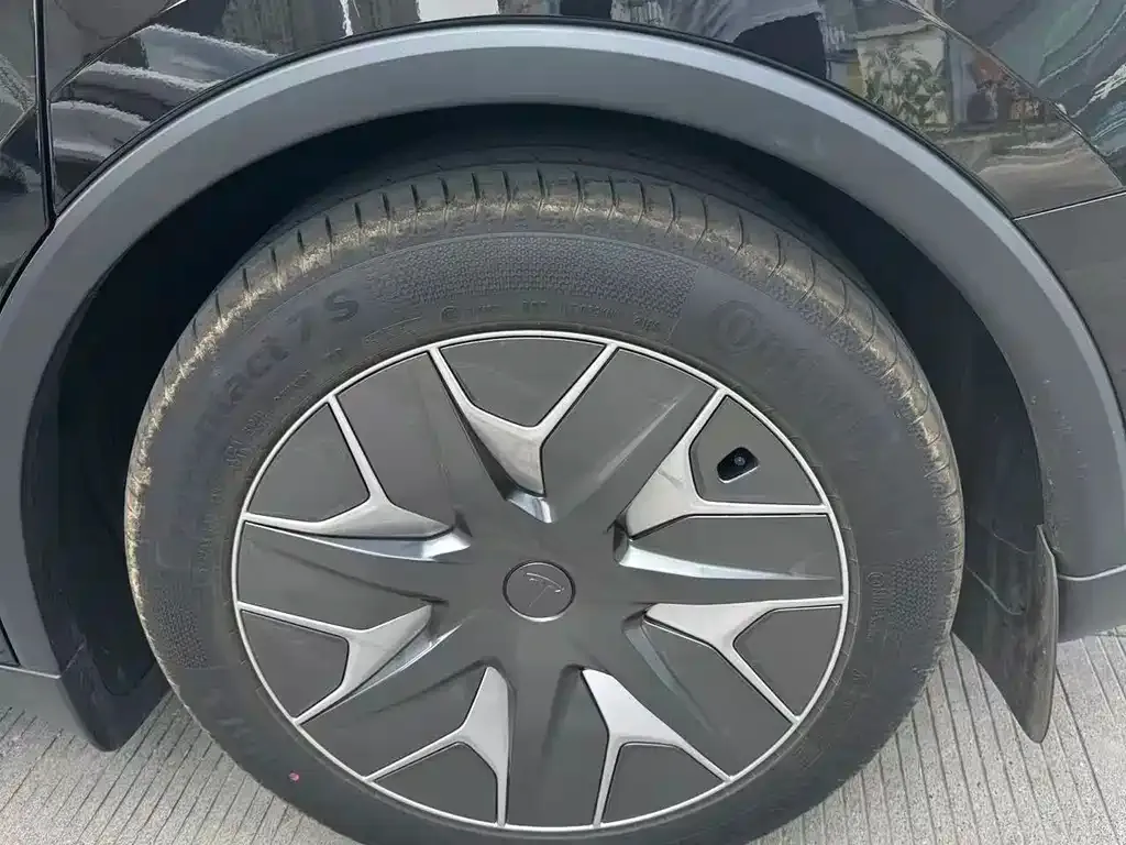 Tesla Model Y L — фото 6