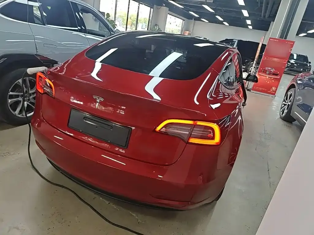 Tesla Model 3 — фото 10