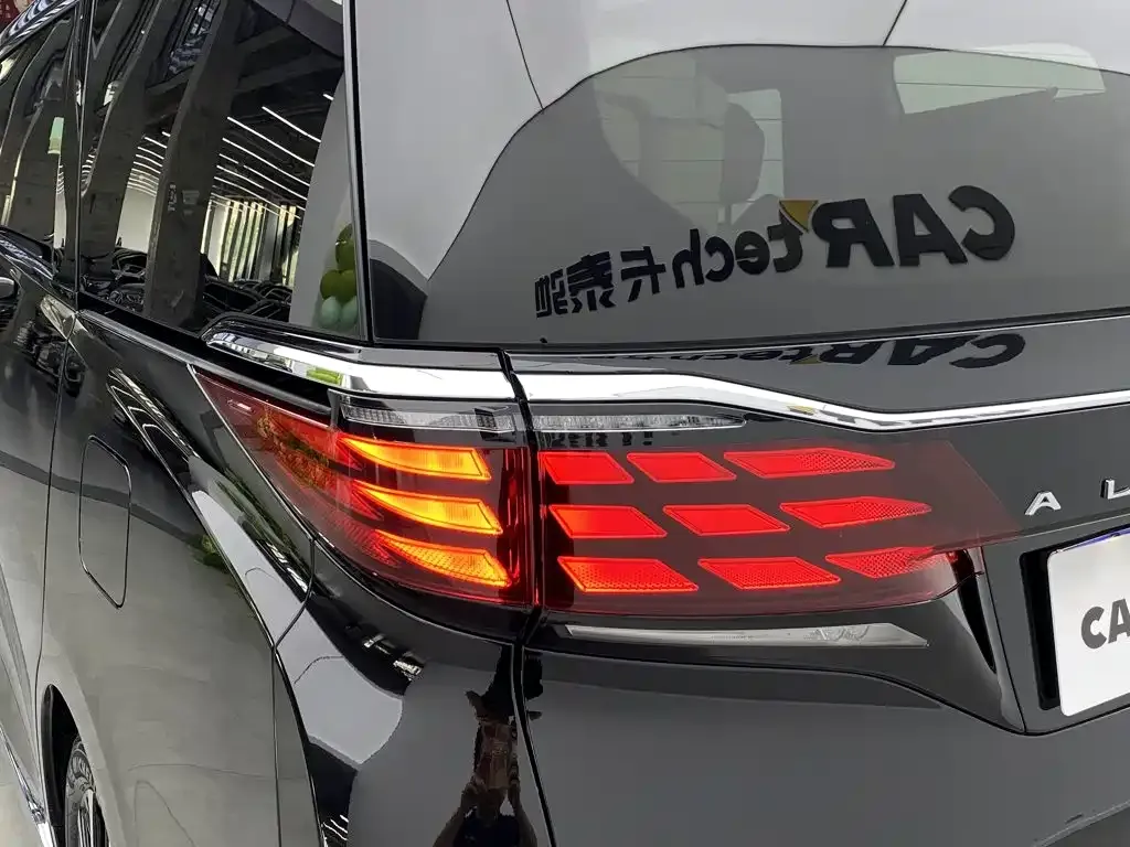 Toyota Alphard — фото 6