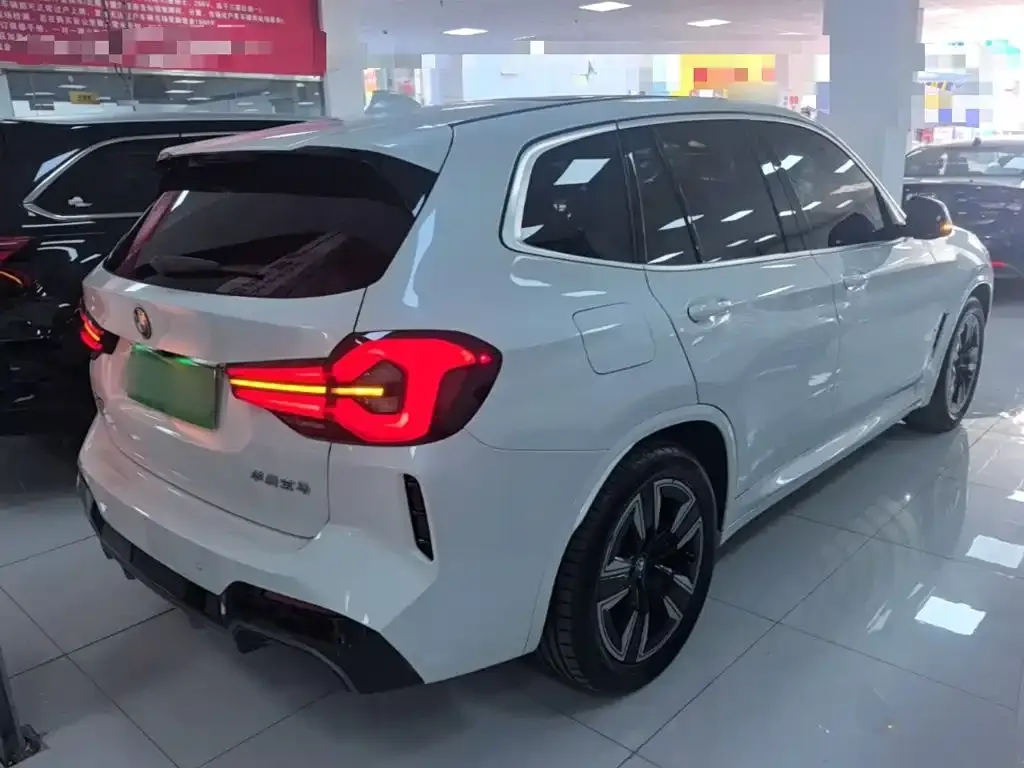 BMW iX3 — фото 10
