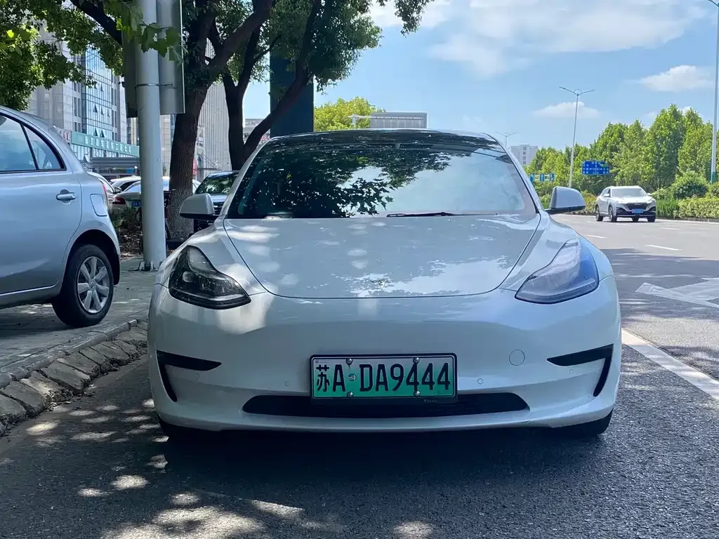 Tesla Model 3 — фото 1