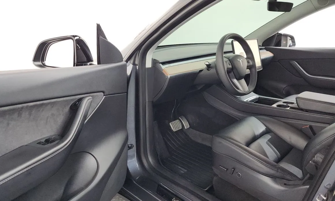 Tesla Model Y — фото 10