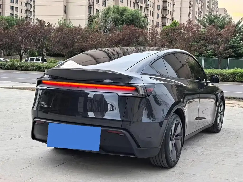 Tesla Model Y — фото 7