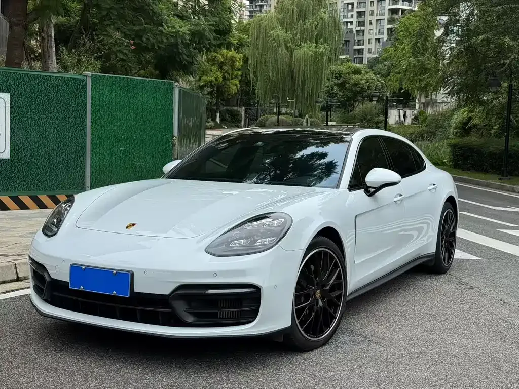 Porsche Panamera — фото 1