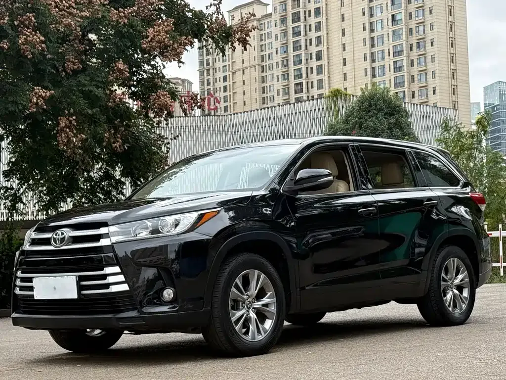 Toyota Highlander — фото 1