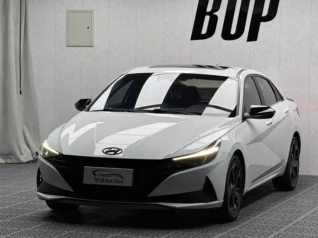 Hyundai Elantra — фото 1