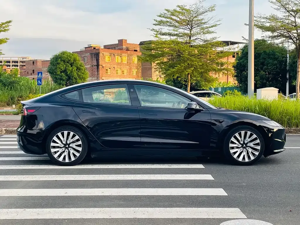 Tesla Model 3 — фото 3