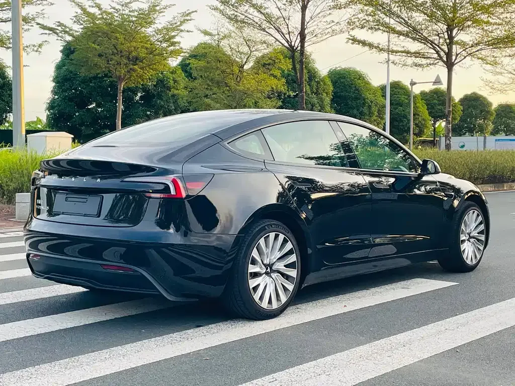 Tesla Model 3 — фото 9
