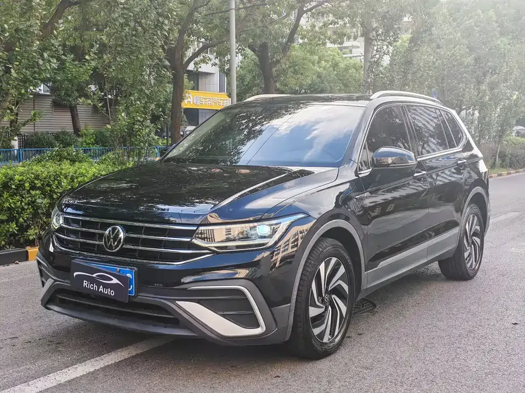 Volkswagen Tiguan L — фото 1