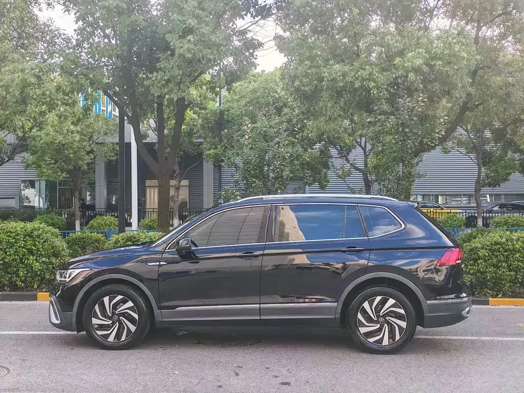 Volkswagen Tiguan L — фото 8