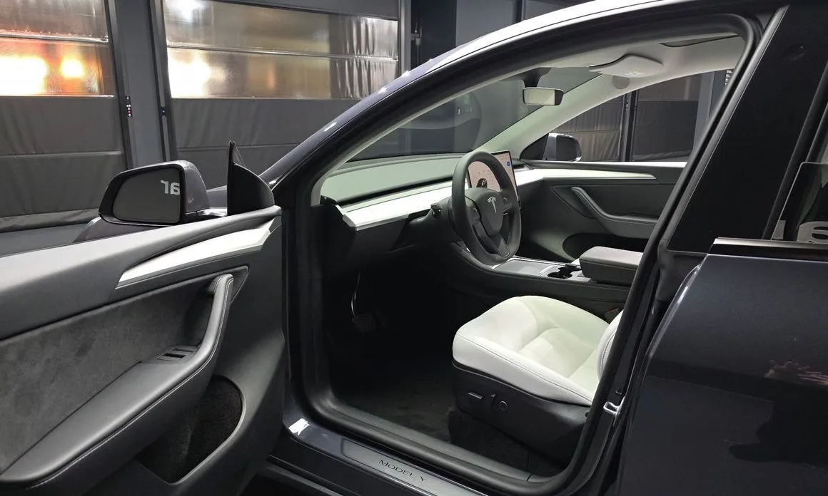Tesla Model Y — фото 10