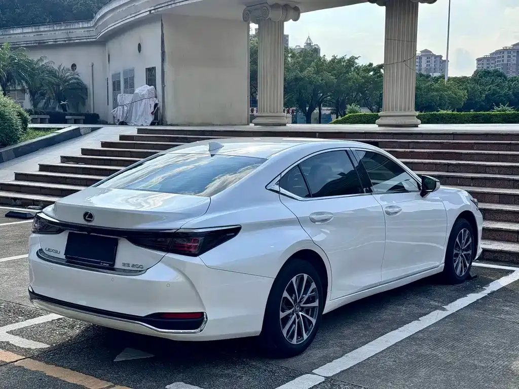 Lexus ES — фото 8
