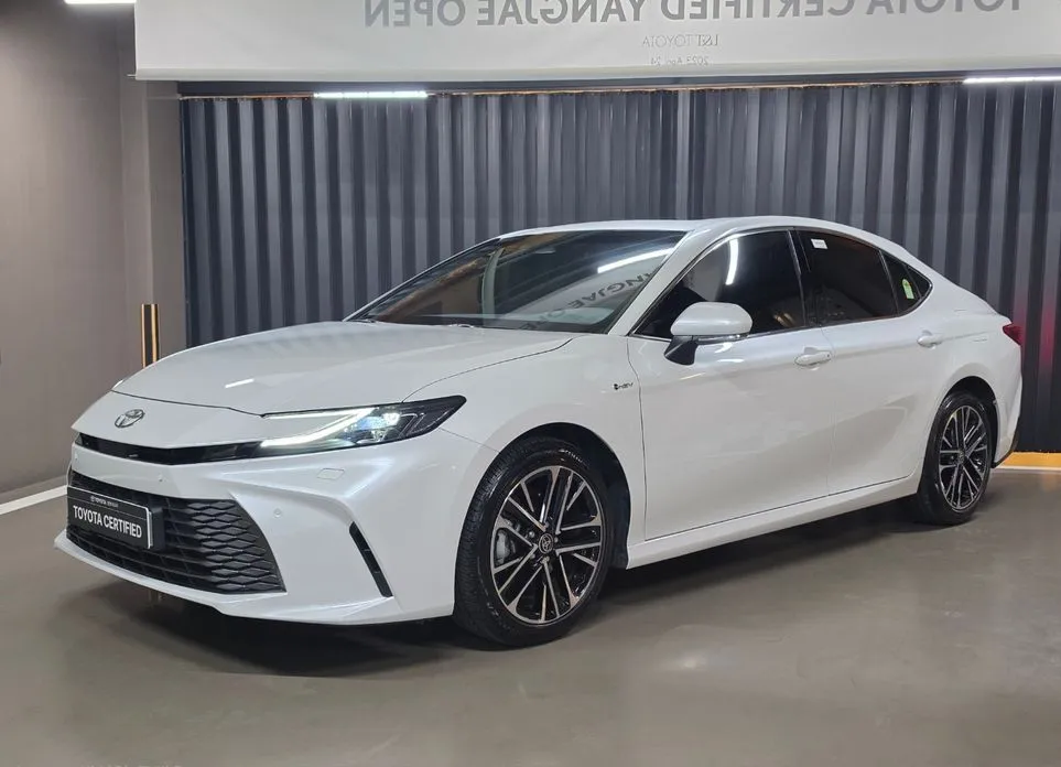 Toyota Camry — фото 1
