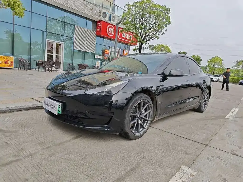 Tesla Model 3 — фото 1
