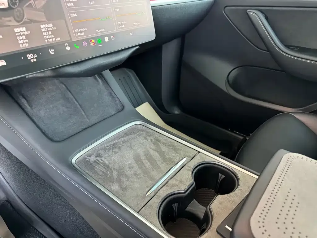 Tesla Model Y — фото 10