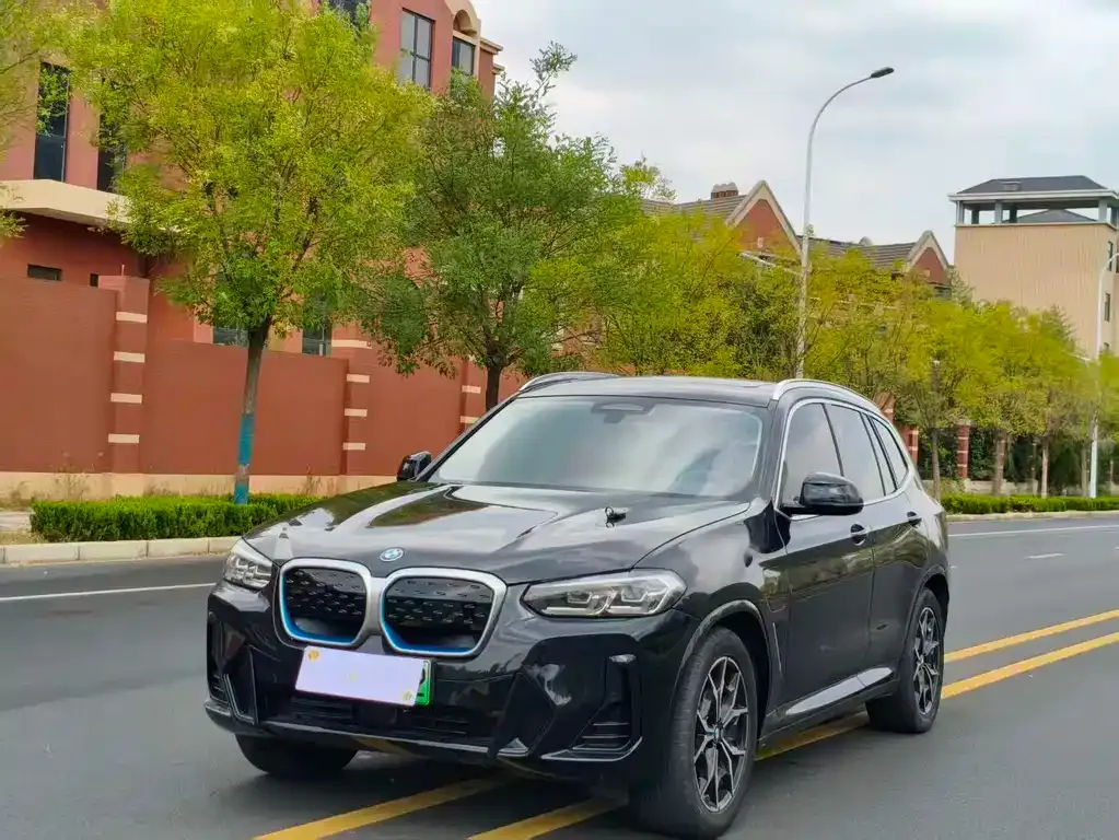 BMW iX3 — фото 1