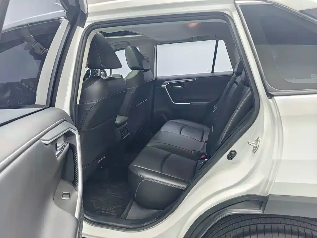 Toyota RAV4 — фото 8