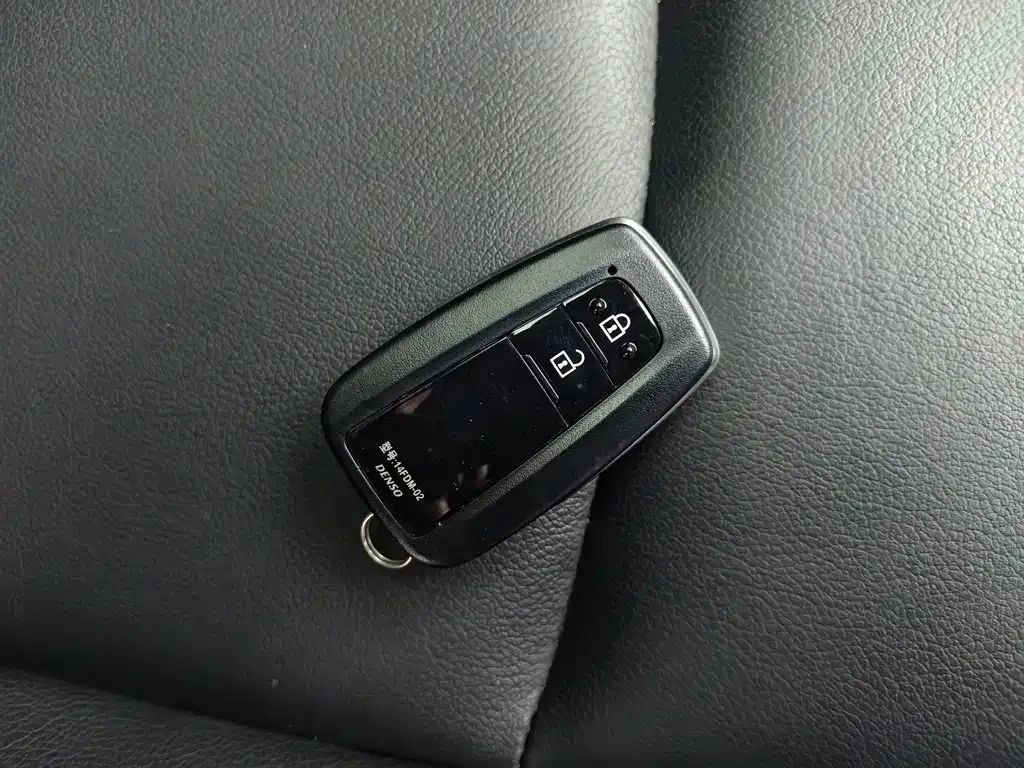 Toyota RAV4 — фото 9