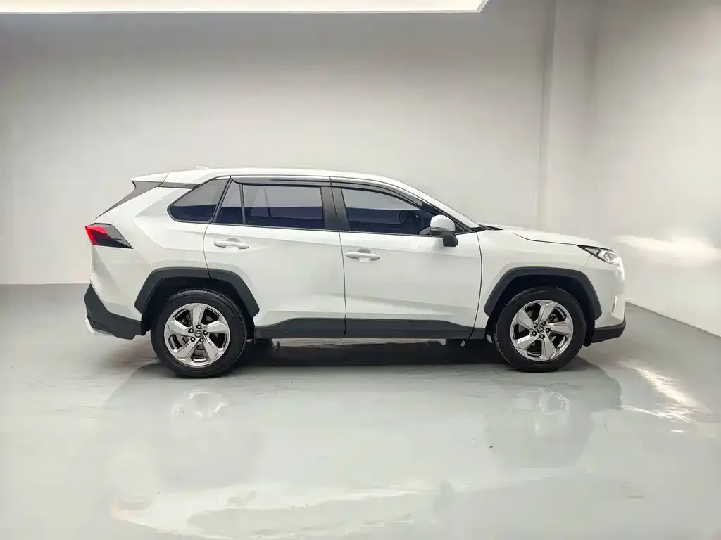Toyota RAV4 — фото 4