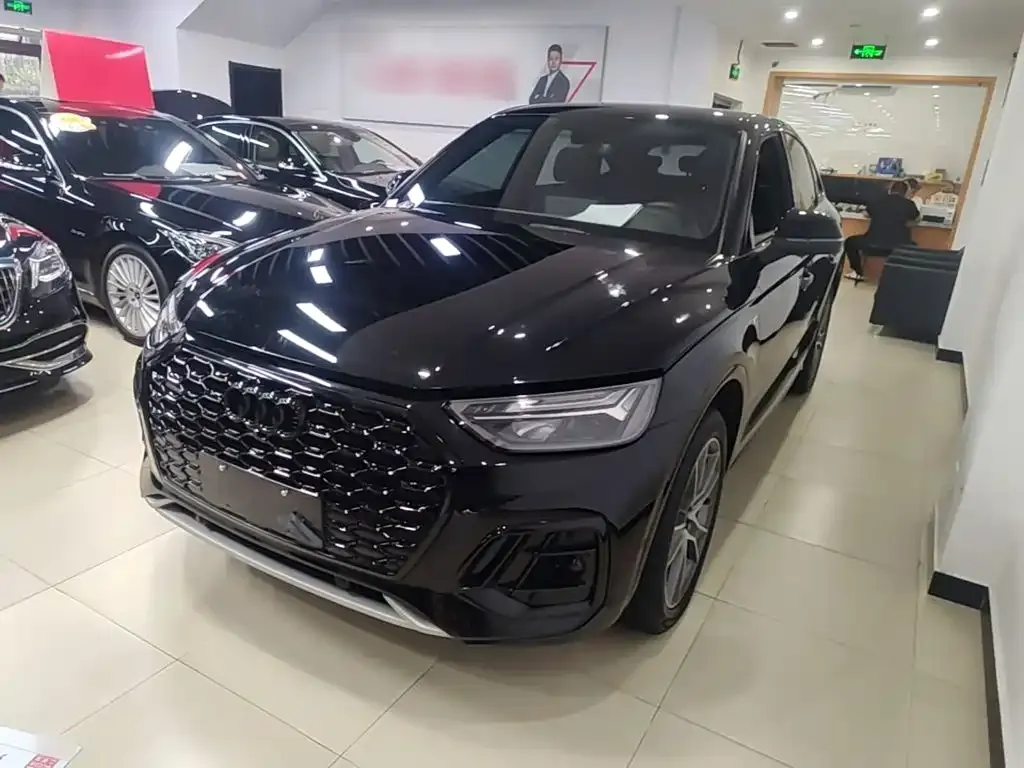 Audi Q5L Sportback — фото 1