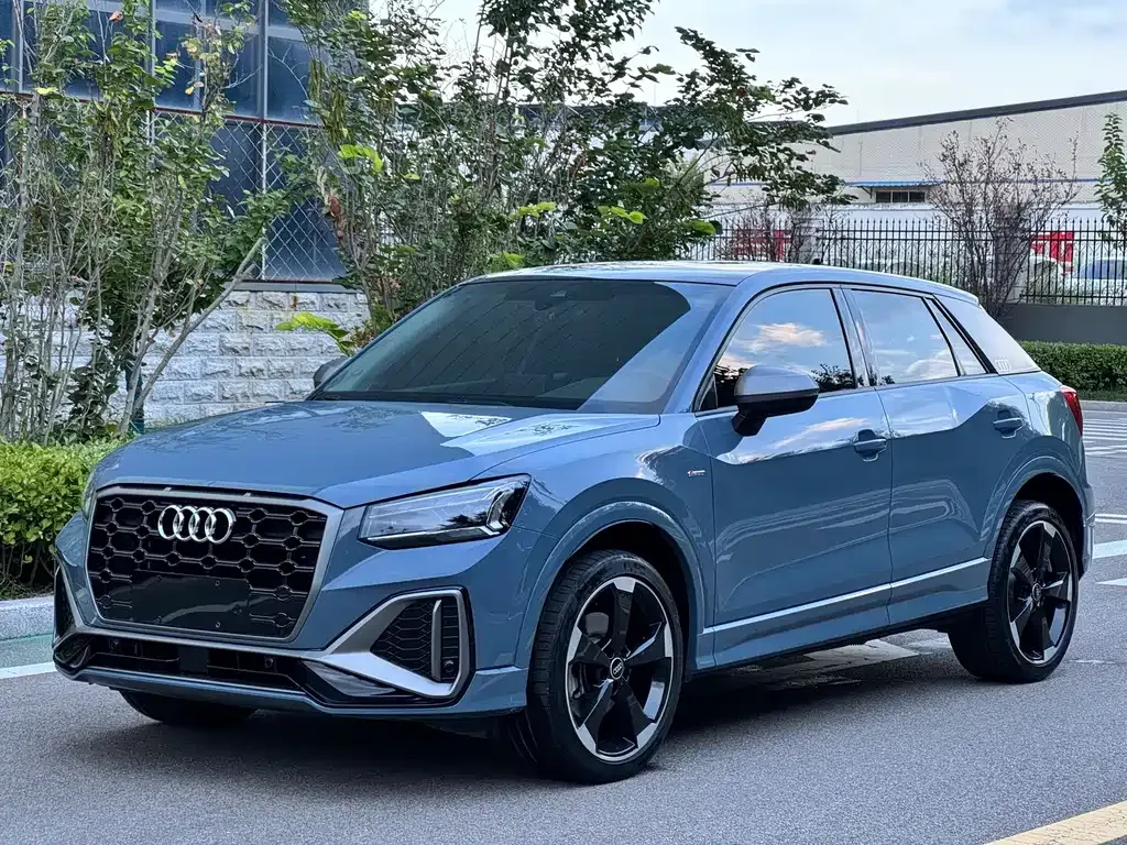 Audi Q2L — фото 1