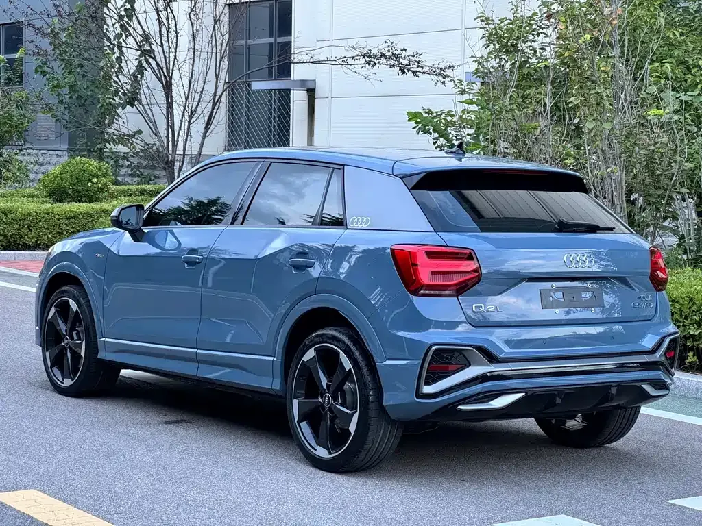 Audi Q2L — фото 8