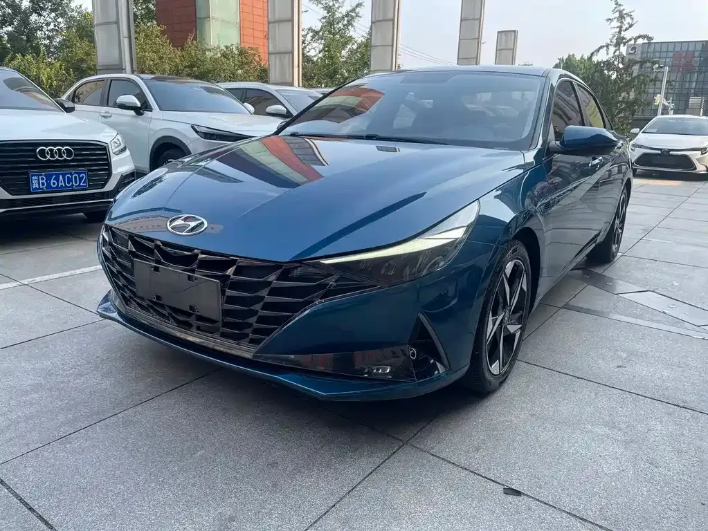Hyundai Elantra — фото 1