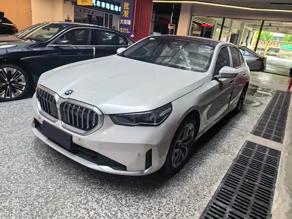 BMW 5 Series — фото 1