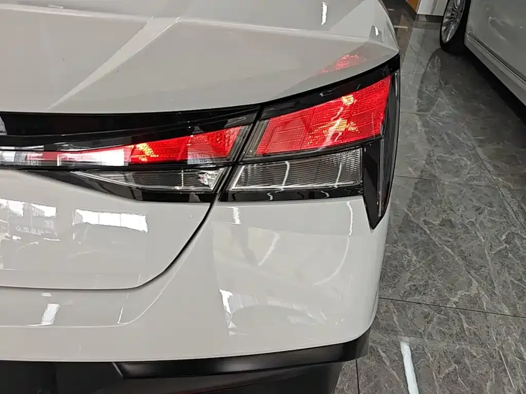 Hyundai Elantra — фото 3
