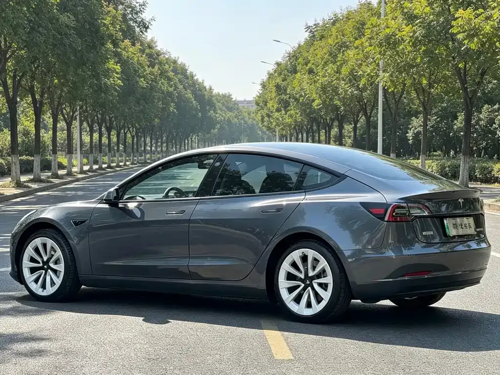 Tesla Model 3 — фото 10