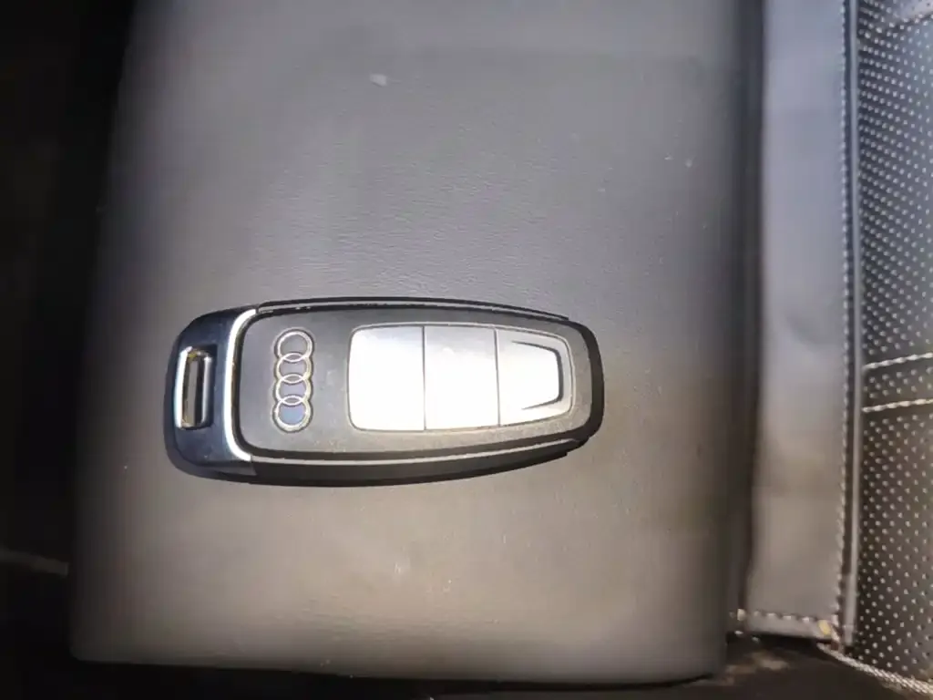 Audi Q4 e-tron — фото 2