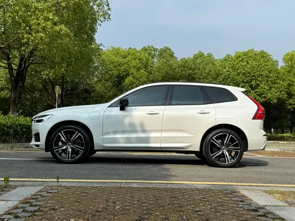 Volvo XC60 PHEV — фото 5