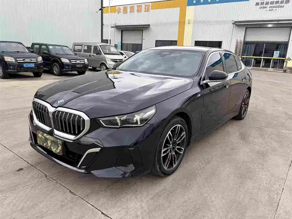 BMW 5 Series — фото 1